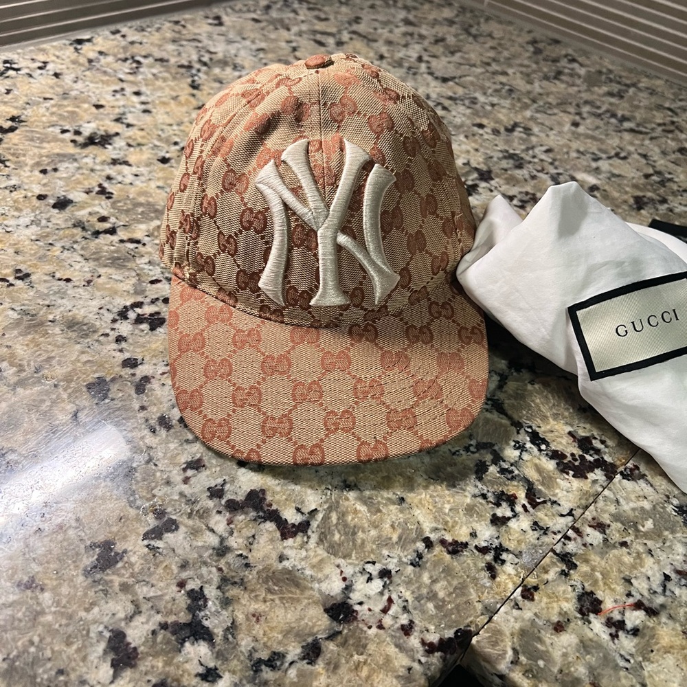100%authentic Gucci NY Yankees-logo GG Cap
Beige good condition